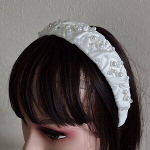 Handmade headband with acrylic pearls, ideal for weddings and special occasions.